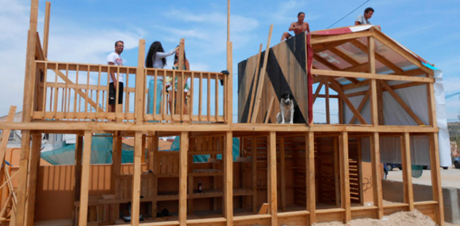 Construção da infraestrutura, com materiais reutilizados, realizada sob a forma de oficina.