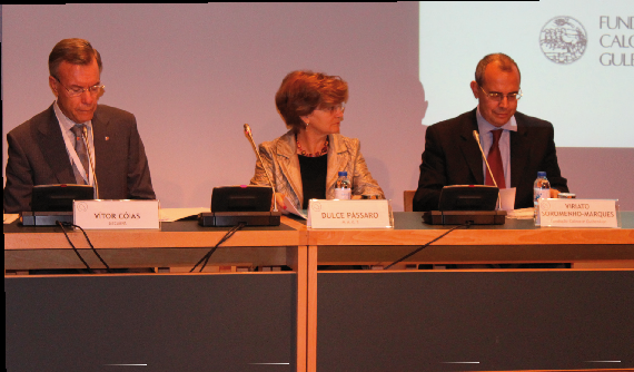 Mesa da Sessão de Abertura: Vítor Cóias, Presidente do GECoRPA; Dulce Pássaro, Ministra do Ambiente e do Ordenamento do Território; e Viriato Soromenho-Marques, Coordenador do Programa Gulbenkian Ambiente