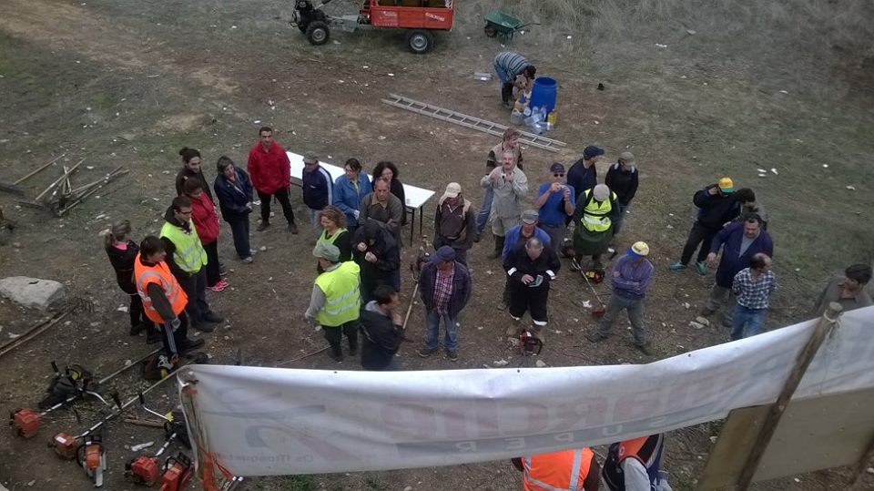 Grupo de voluntários, numa edição anterior da intervenção de limpeza promovida pelo Grupo de Amigos do Aqueduto do Convento de Tomar