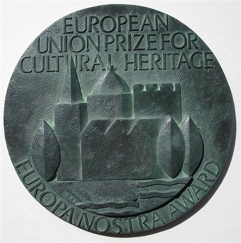 Placa indicativa dos monumentos contemplados com o Prémio Europa Nostra