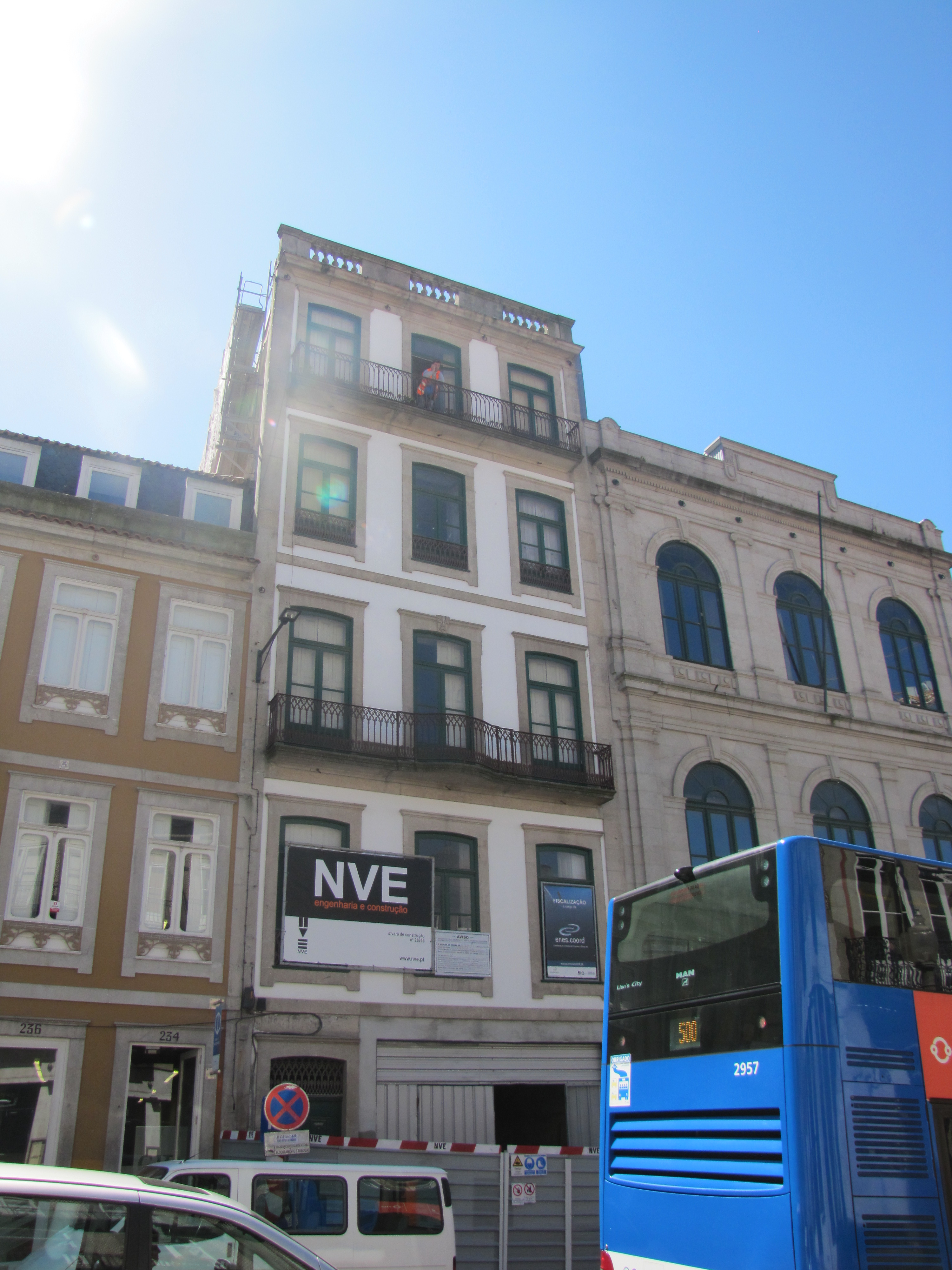 Aspeto exterior do edifício sito na Rua Mouzinho da Silveira, 230 e 232.