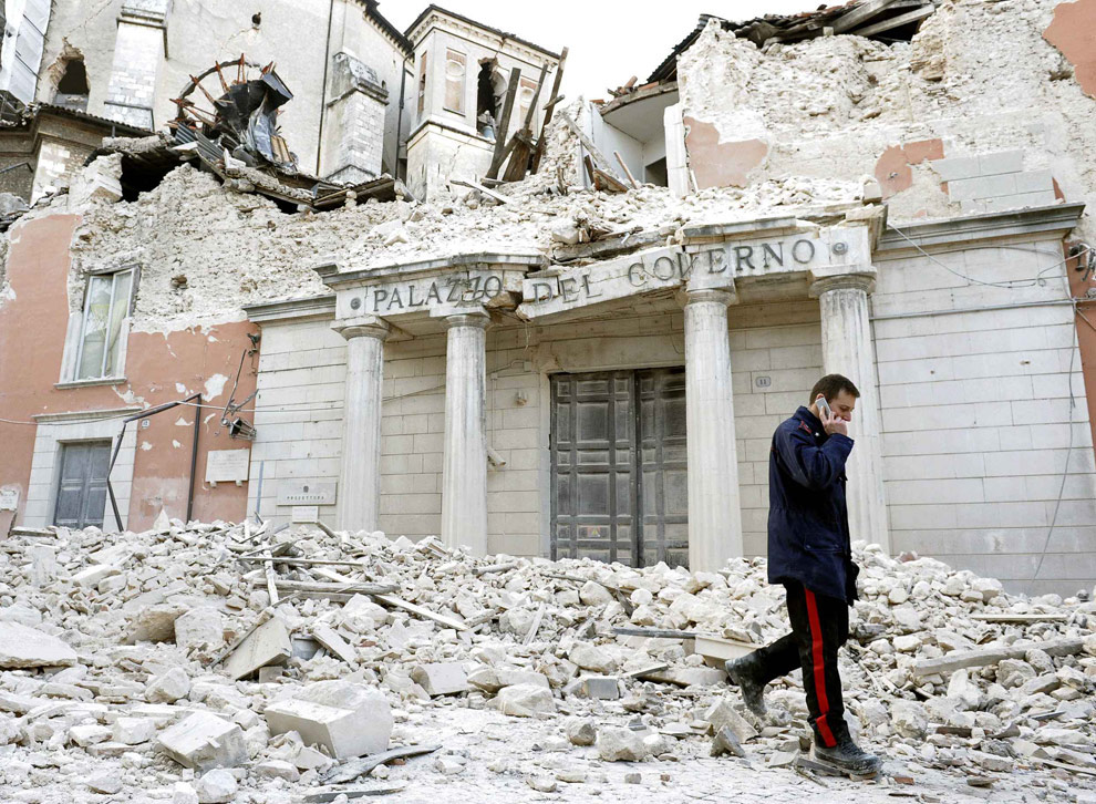 Palazzo del Governo, depois do terramoto (Alessandro Bianchi/REUTERS).