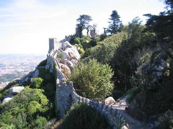 Troço da muralha do Castelo dos Mouros. DGPC