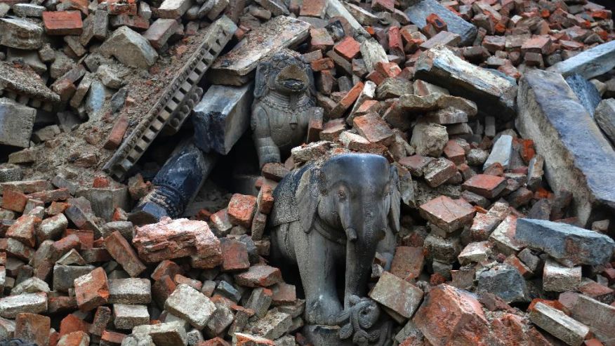 Escombros na praça Durbar de Bhaktapur, um dos sete sítios classificados como Património Mundial da Humanidade, a poucos quilómetros da capital.