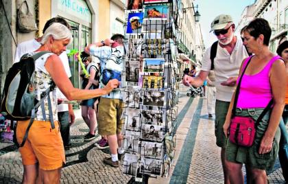 Turistas na Baixa de Lisboa. Fotografia: DN.