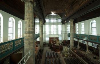 Visto do interior do complexo da Sinagoga Portuguesa em Amesterdão